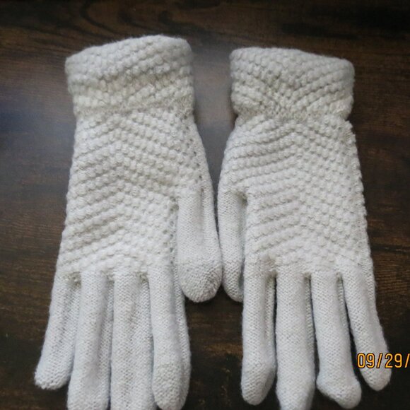 White Knit Gloves - Picture 1 of 2